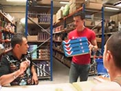 Ils paient le livreur de pizza en l'enculant