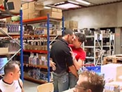 Ils paient le livreur de pizza en l'enculant