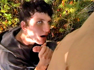 Plan baise gay dans la nature