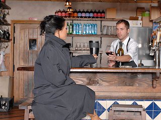 Barman pomp� par une Asiate accro au chocolat