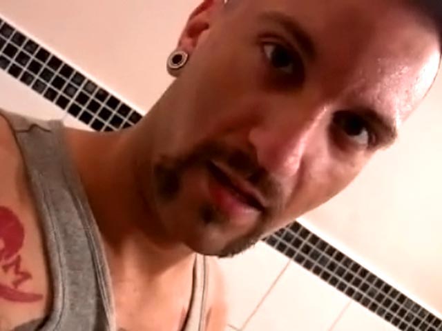 Suceur de bite à dispo devant des pissotieres