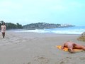Culbute touristique sur une plage ibérique
