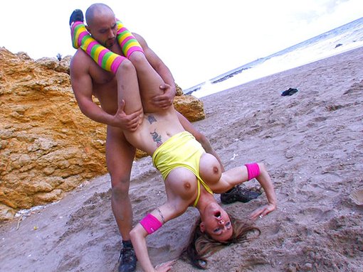 Eva Lange hace porno fitness en la arena