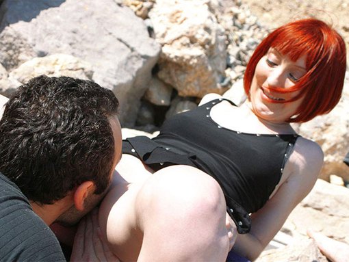 Mahylis the redhead gets explored the pussy on a rock