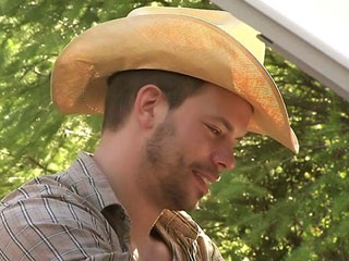 Beau brun enculé par un cow boy