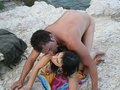 Après avoir escaladé une montagne Jorge notre espion ibérique tombe sur une belle salope qui bronze topless sur un rocher
