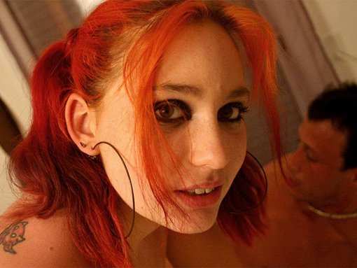Sabrina la chupadora con el pelo rojo, naranja y morado