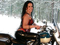 Martina et sa grosse Harley
