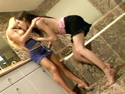 2 gouines s'exhibent face � un vieux pervers !