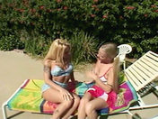 2 PomPom Girls lesbiennes s'�clatent au soleil !