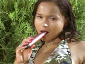Jeune latina se gode dans un jardin Public !!! - image 12