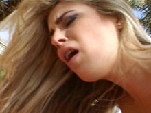 Blonde salope branle son clito perc� dans un Parc !