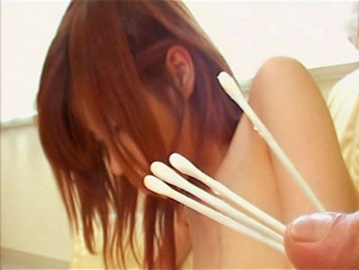 Yui Surina comes off with cotton-buds in the ass!!!