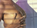 Vidéos de sexe Soft : Alice, s'habille de mousse sous sa douche !