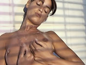 brune epilee se masturbe sous la douche