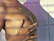 Vid�os de sexe Soft : Alice, s'habille de mousse sous sa douche !