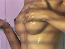 Vid�os de sexe Soft : Alice, s'habille de mousse sous sa douche !