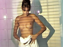 Vid�os de sexe Soft : Alice, s'habille de mousse sous sa douche !