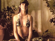 Vid�os de sexe Soft : Chaude journ�e pour Claudia, jeune militaire.