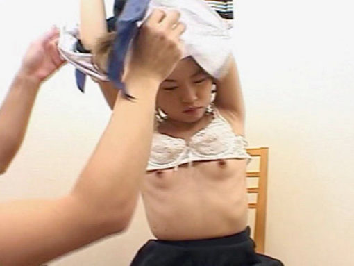 Studentessa giapponese masturbata e inondata di sperma !