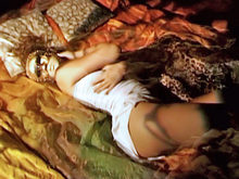 Vid�os de sexe soft: Ingrid, masqu�e, nue sur son lit :-).