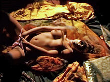Vid�os de sexe soft: Ingrid, masqu�e, nue sur son lit :-).