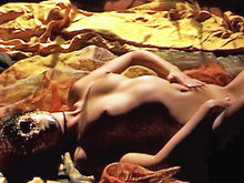 Vid�os de sexe soft: Ingrid, masqu�e, nue sur son lit :-).