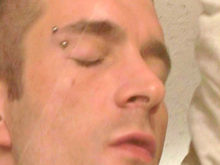 Il re�oit son propre sperme en bouche et il adore!