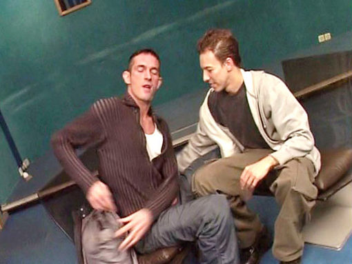 hétéro dépucelé par un policier beur gay