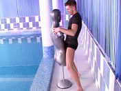 Un prog gay de piscine abuse d'un de es �l�ves !