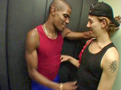 P�tage de cul black en r�gle ! Le minet gay africain se fait en plus juter dessus !