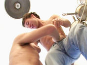 Partouze entre 2 mecs gays et un belle coquine