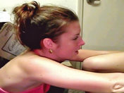 Un vicieux fait boire deux etudiantes pour passer un bon moment ;-) ! videos sexe