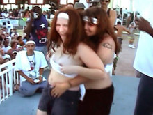 Strip-tease de jeunes folasses en chaleur � Miami !