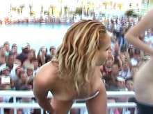 Strip-tease de jeunes folasses en chaleur � Miami !
