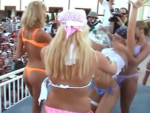 Strip-tease de jeunes folasses en chaleur � Miami !