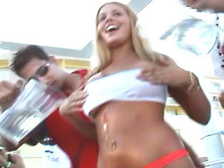Strip-tease de jeunes folasses en chaleur � Miami !