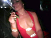 ¡Zorra borracha exhibiéndose en la banquilla de atrás de un taxi! video xxx