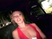 ¡Zorra borracha exhibiéndose en la banquilla de atrás de un taxi! videos adultos