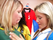 Lesbiennes supportrices en folie ! Sexe dans les vestiaires ! sexe video