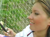 Une gardienne salope s'exhibe sur le terrain de foot !