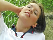 Une gardienne salope s'exhibe sur le terrain de foot ! videos x