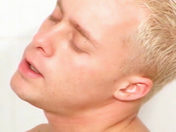Deux mecs se sucent sous la douche