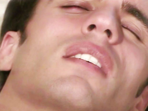 Deux beaux bruns se sucent la bite