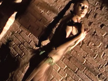 Une belle black s'exhibe dans une ruelle !