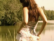 Ella baila desnuda al borde del agua... videos sexo