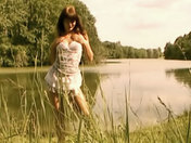 Ella baila desnuda al borde del agua... videos xxx