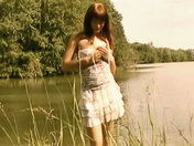 Ella baila desnuda al borde del agua... videos xxx