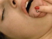 Ella baila desnuda al borde del agua... video porno