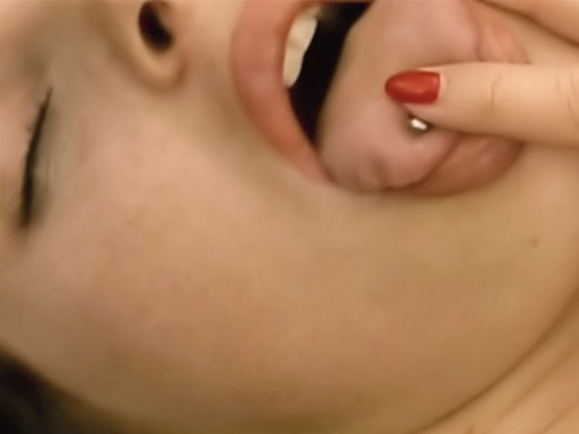 Balla nuda ai bordi dell'acqua...